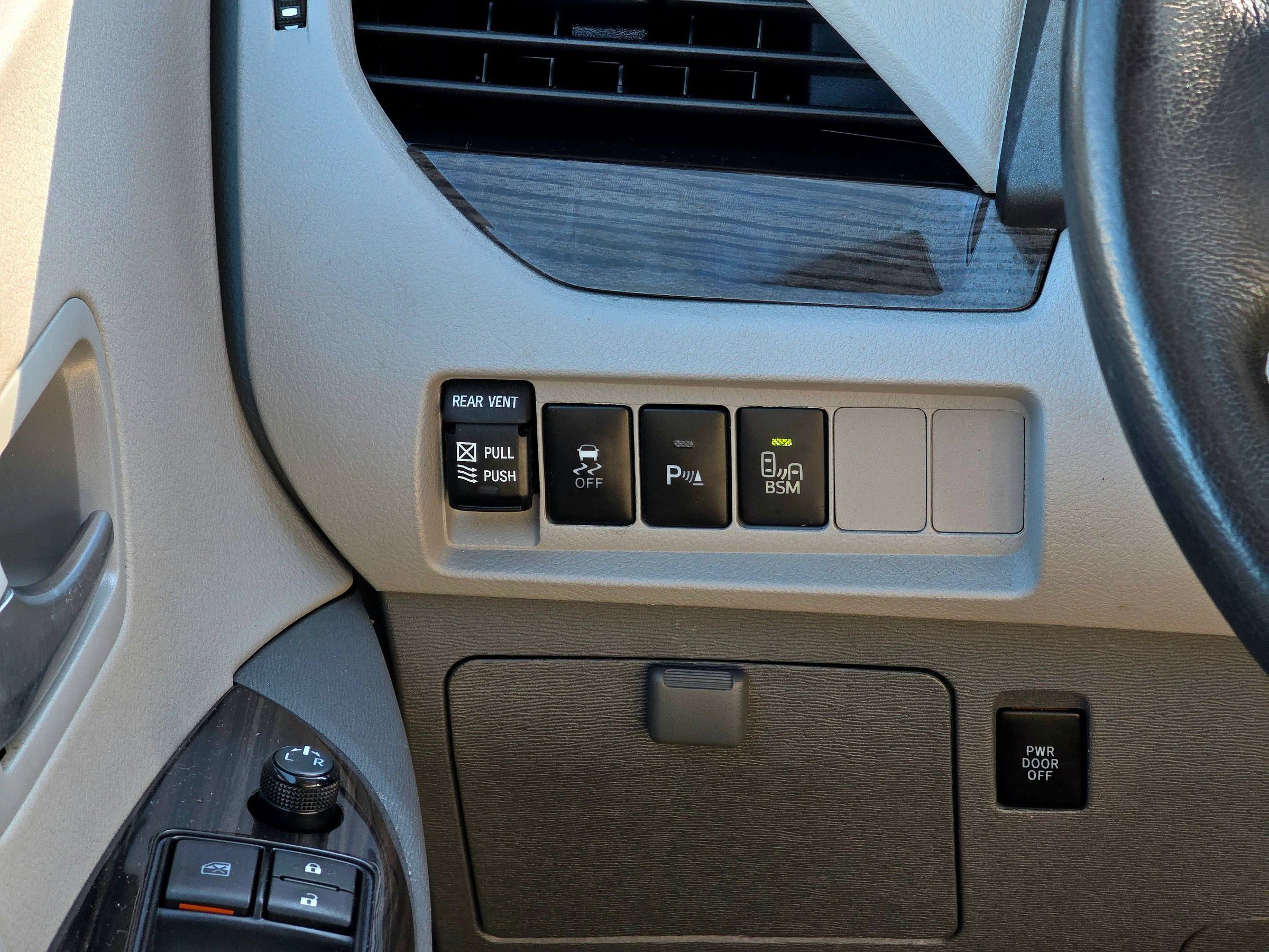 Used 2017 Toyota Sienna XLE w/ XLE Navigation Package FWD image 29