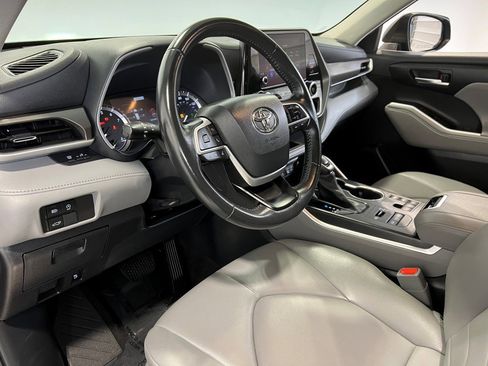 Used 2023 Toyota Highlander XLE image 28