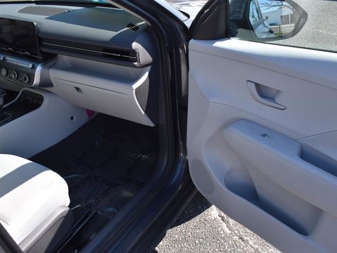 Used 2024 Hyundai Kona SE image 15