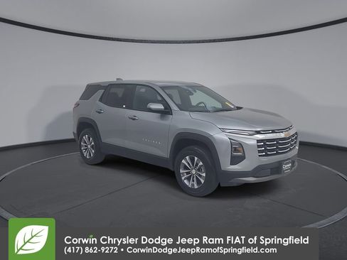 Used 2025 Chevrolet Equinox LT image 3