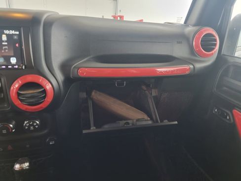 Used 2018 Jeep Wrangler Unlimited Rubicon w/ Connectivity Group image 24