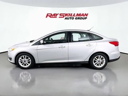 Used 2017 Ford Focus SE FWD image 4