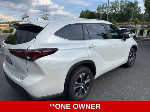 Used 2025 Toyota Highlander XLE FWD image 6