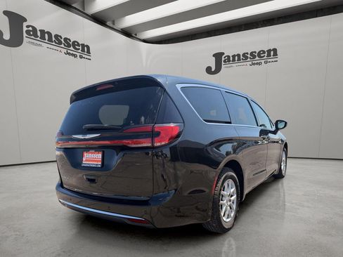 Used 2023 Chrysler Pacifica Touring-L FWD image 4