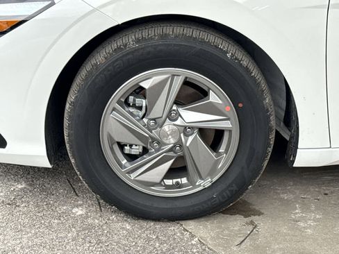 Used 2026 Hyundai Elantra SE FWD image 11