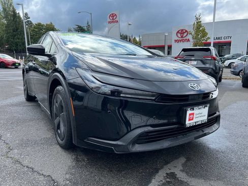Certified 2025 Toyota Prius LE FWD image 1