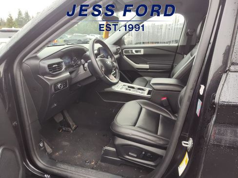 Used 2024 Ford Explorer XLT w/ Equipment Group 202A image 5