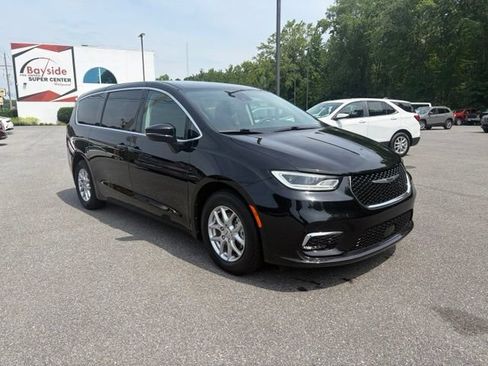Used 2024 Chrysler Pacifica Touring-L FWD image 25