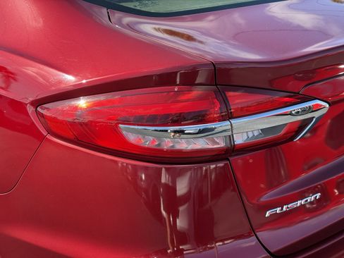 Used 2019 Ford Fusion SE FWD image 10