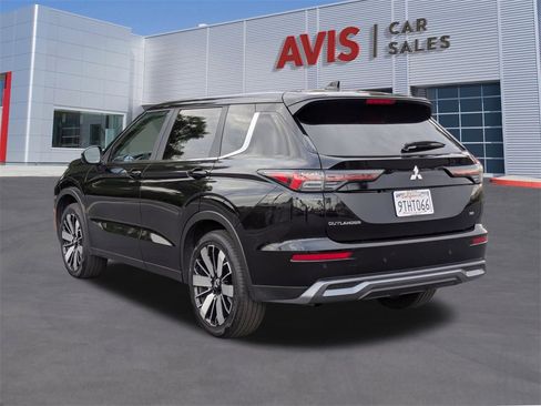 Used 2025 Mitsubishi Outlander SE image 9