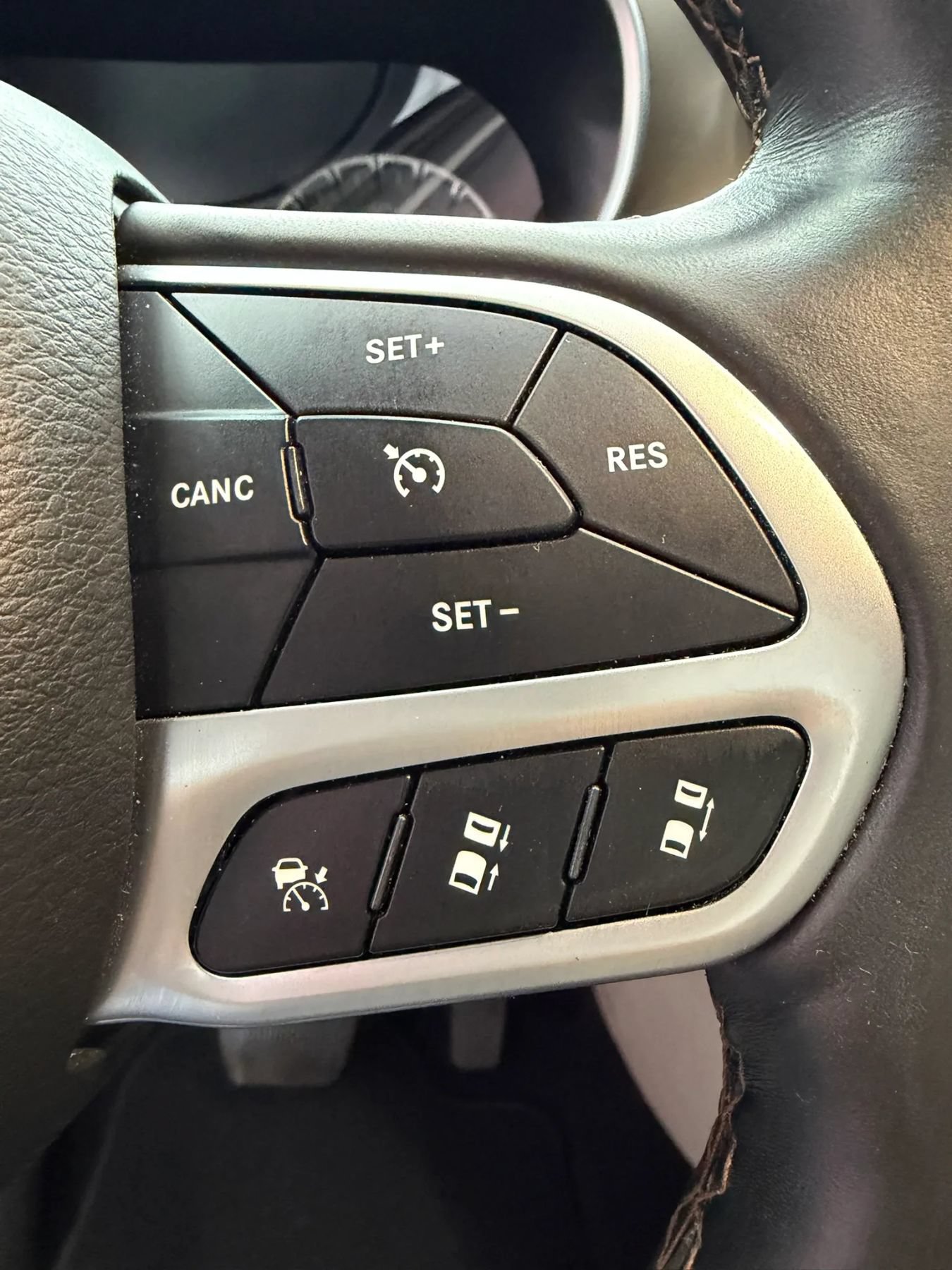 Used 2018 Chrysler Pacifica Touring-L Plus w/ Advanced Safetytec Group FWD image 16