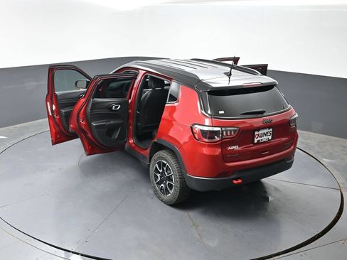 Used 2025 Jeep Compass Trailhawk AWD/4WD image 61