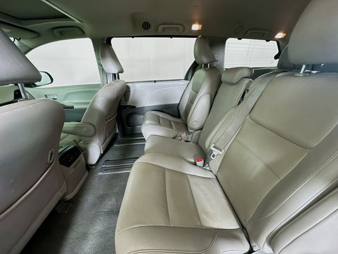 Used 2020 Toyota Sienna XLE image 22