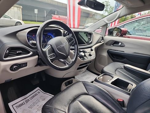 Used 2021 Chrysler Pacifica Touring-L FWD image 14