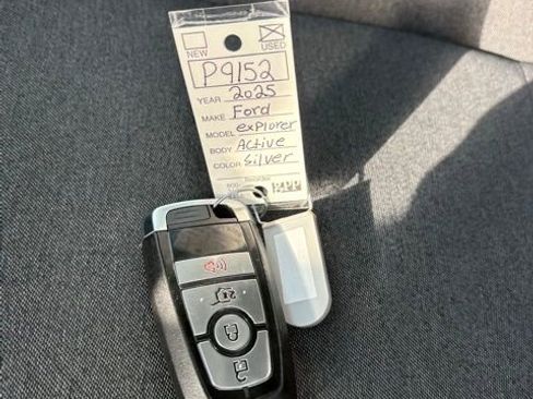 Used 2025 Ford Explorer Active AWD/4WD image 6