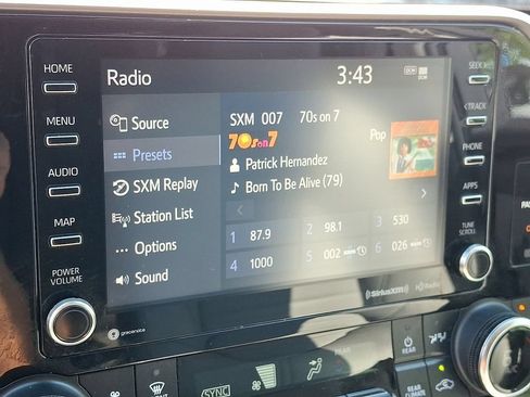 Used 2022 Toyota Highlander XLE AWD/4WD image 18