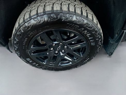 Used 2025 Chevrolet Silverado 1500 LT Trail Boss w/ Convenience Package II AWD/4WD image 31