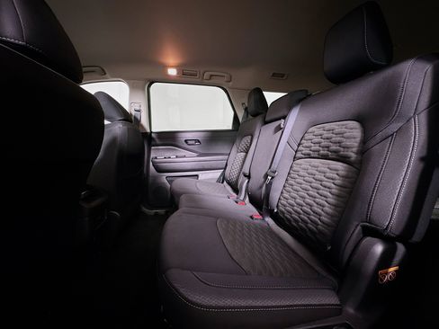 Used 2024 Nissan Pathfinder S image 25