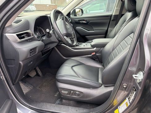 Used 2024 Toyota Highlander XLE image 8