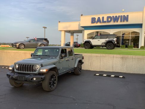 Used 2025 Jeep Gladiator Sport AWD/4WD image 3