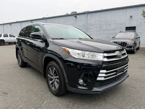 Used 2017 Toyota Highlander XLE AWD/4WD image 3