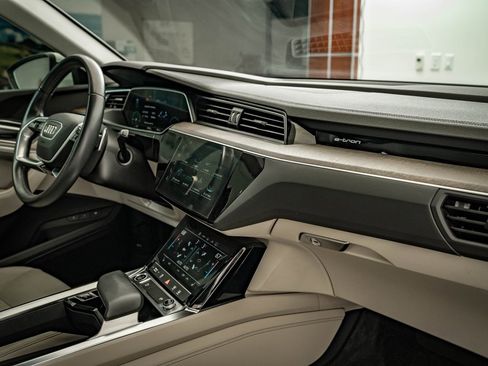 Used 2021 Audi e-tron Premium w/ Convenience Plus Package image 23