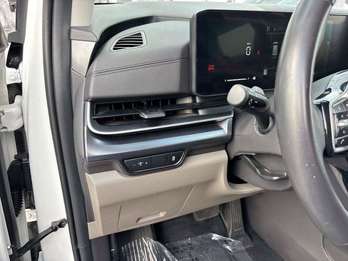 Used 2025 Kia Carnival FWD image 11