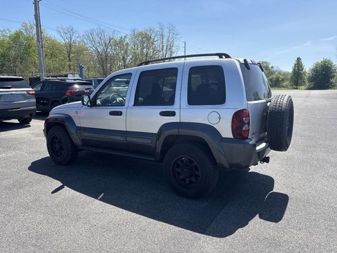 Used 2005 Jeep Liberty Renegade AWD/4WD image 4