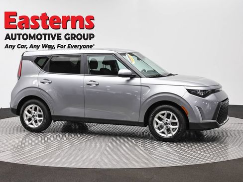 Used 2023 Kia Soul LX w/ Option Group 015 FWD image 4