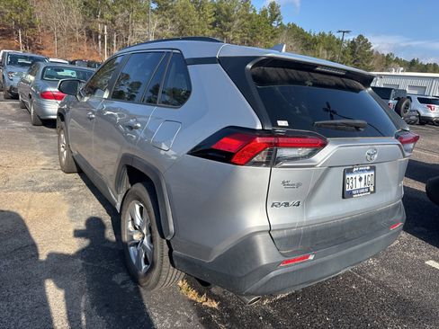 Used 2020 Toyota RAV4 XLE image 5