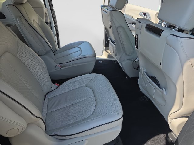 Used 2020 Chrysler Pacifica Limited w/ Advanced Safetytec Group FWD image 31