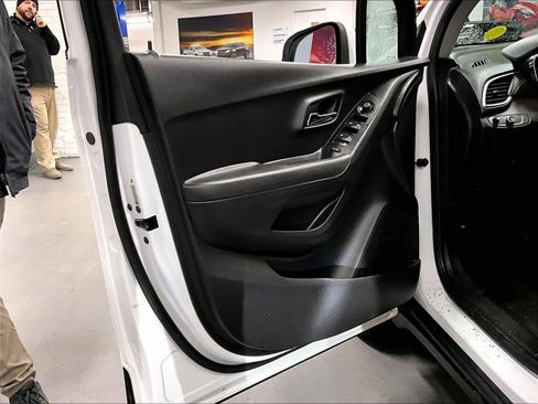 Used 2018 Chevrolet Trax LT w/ LT Convenience Package image 9