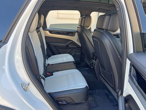 Used 2024 Porsche Cayenne Turbo AWD/4WD image 49