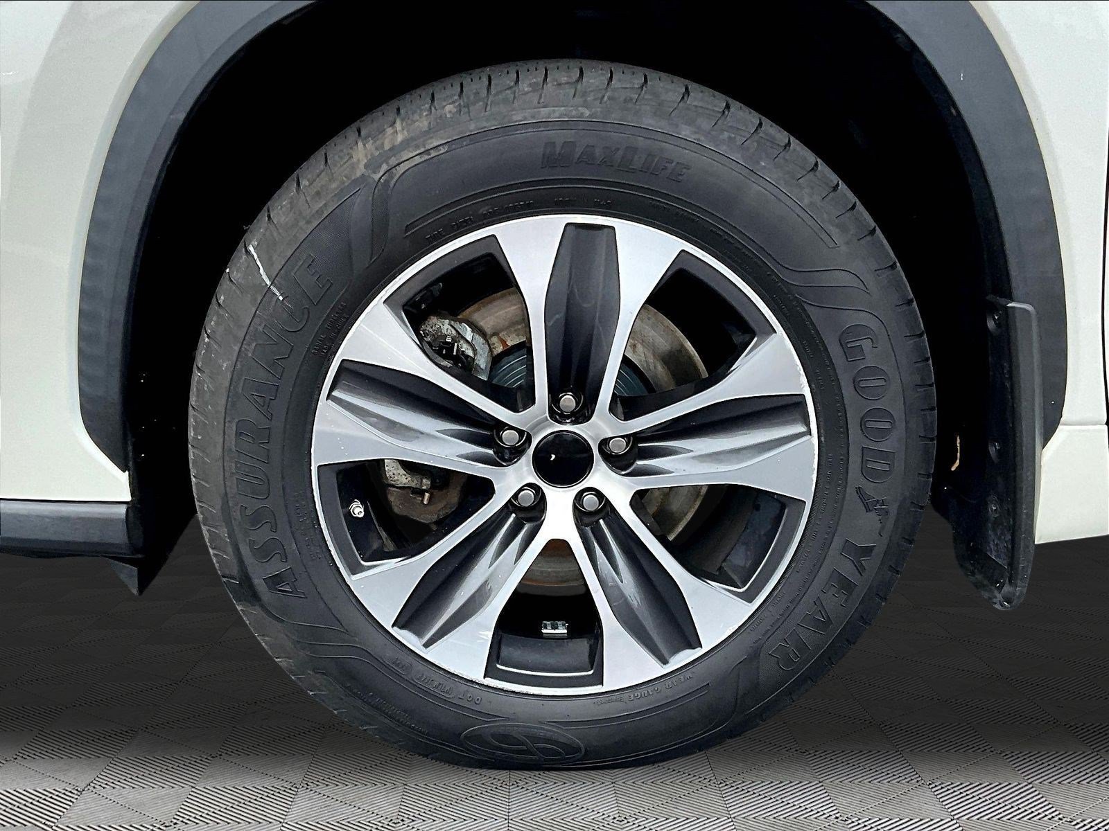 Used 2020 Toyota Highlander XLE AWD/4WD image 35