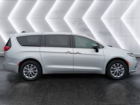 New 2026 Chrysler Pacifica Select image 7