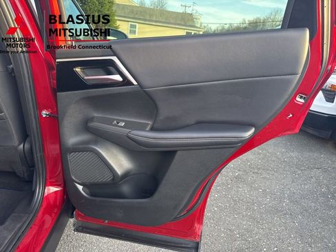 Used 2023 Mitsubishi Outlander 4WD Plug-In Hybrid image 39