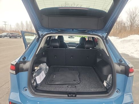 Used 2025 Volkswagen Tiguan SE image 30