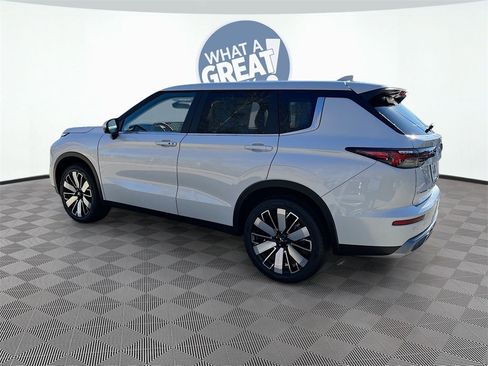 New 2025 Mitsubishi Outlander SE image 5
