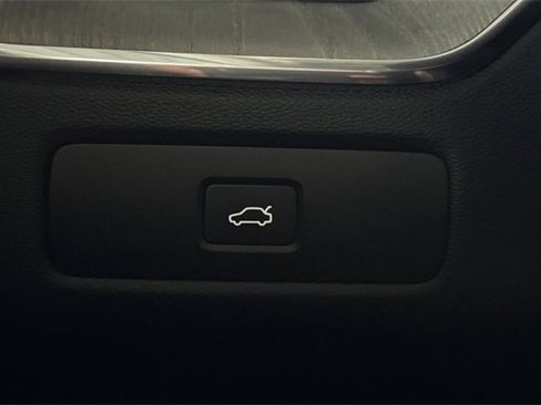 Used 2025 Volvo XC60 B5 Plus image 32