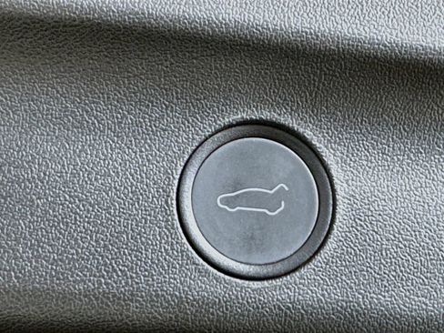 Used 2022 Tesla Model Y Long Range AWD/4WD image 33