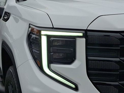 Used 2025 GMC Sierra 1500 Elevation image 9