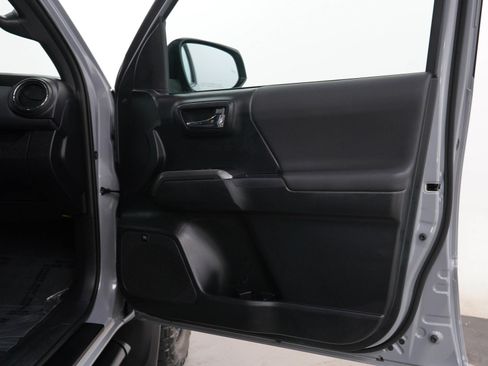 Used 2019 Toyota Tacoma TRD Off-Road w/ TRD Premium Off Road Package AWD/4WD image 9