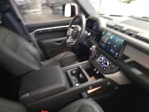 Used 2024 Land Rover Defender 110 SE image 11