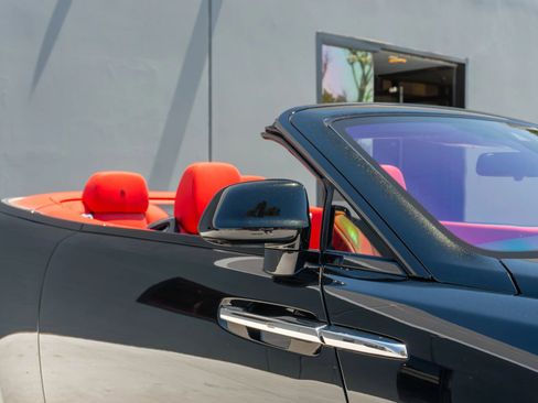 Used 2019 Rolls-Royce Dawn RWD image 37