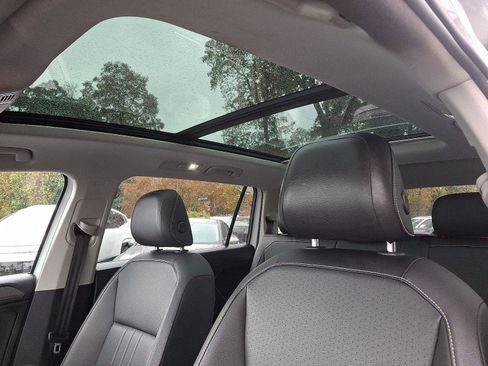 Used 2022 Volkswagen Tiguan SE w/ Panoramic Sunroof Package image 14