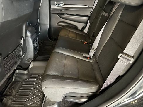 Used 2019 Jeep Grand Cherokee Laredo w/ Security & Convenience Group AWD/4WD image 21