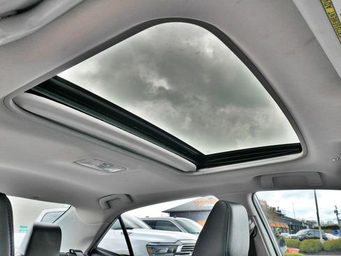 Used 2017 Toyota Corolla SE w/ SE Premium Package image 15