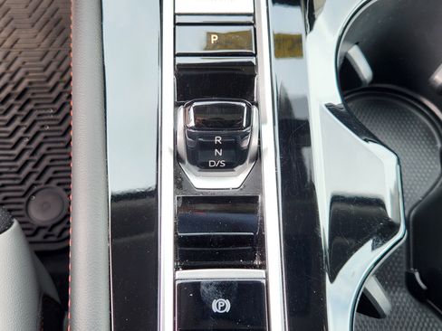 Certified 2025 Volkswagen Atlas Peak Edition SE AWD/4WD image 12
