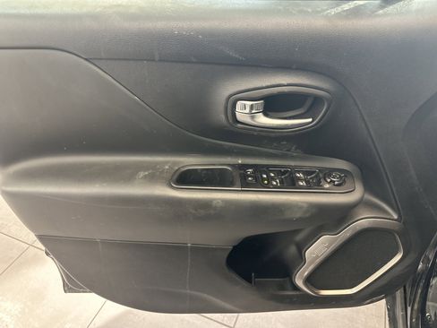 Used 2022 Jeep Renegade Latitude w/ Convenience Group image 17