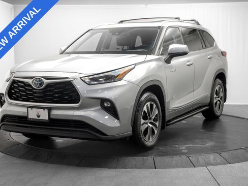 Used 2021 Toyota Highlander XLE AWD/4WD image 3